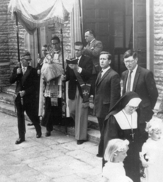 CorpusChristi-procession at St. Louis Convent School in Magdalene Street, Glastonbury, Somerset - Picture used for announcing Coprus Christi Psallentes CorpusChristi-procession at St. Louis Convent School in Magdalene Street, Glastonbury, Somerset - Picture used for announcing Coprus Christi Psallentes