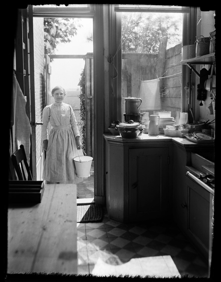 Dienstbode Mina Montanus in de keuken, Leiden (1914). Foto: Katherina Behrend. Bron: www.geheugenvannederland.nl